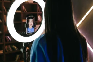 Marketing de influencia: Imagem de uma influencer gravando um vídeo em seu celular